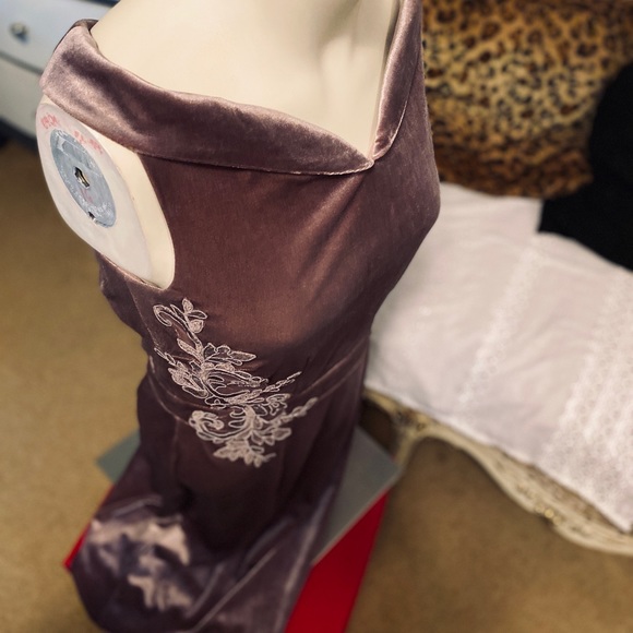 Stretch Velvet bodycon Dress Off the Shoulder Size Tall NWOT. Mauve. - Picture 5 of 8